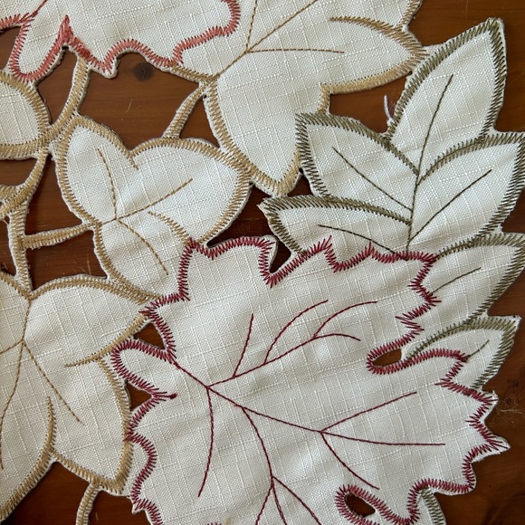 Maple Leaf Cut Out Doily - Picture 2 of 3